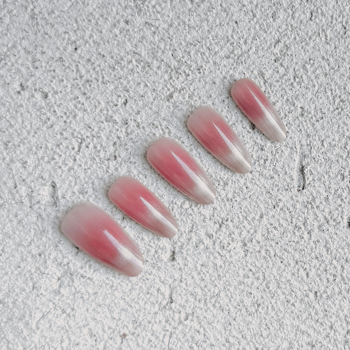 Fincloset handmade almond-shaped press-on nails in smoky rose with glossy cat-eye French tips, perfect for elegant dates and parties.