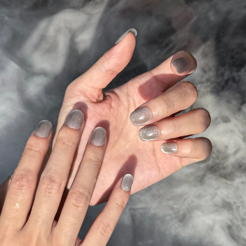 Fincloset On the Moon silver cat eye press-on nails – short round shape, featuring a subtle shimmer finish, perfect for elegant and versatile looks. Handmade, glue-free, reusable summer press on nails.