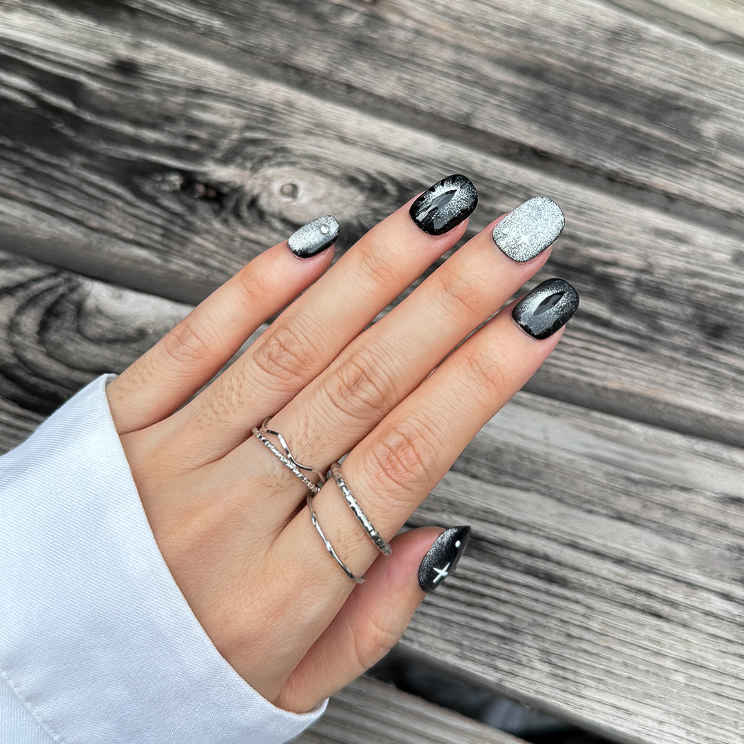 Fincloset handmade short square press-on nails in black with silver cat-eye gradient, cat-eye pupil design, and star accents, unique and mysterious style