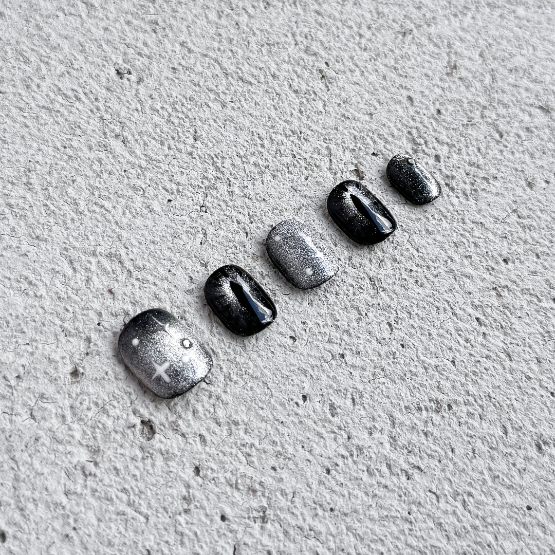 Fincloset handmade short square press-on nails in black with silver cat-eye gradient, cat-eye pupil design, and star accents, unique and mysterious style