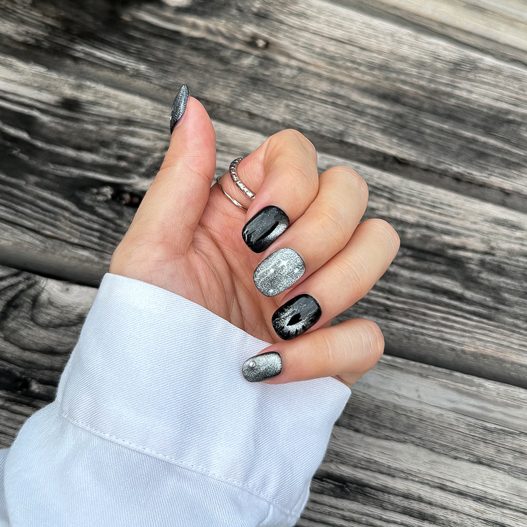 Fincloset handmade short square press-on nails in black with silver cat-eye gradient, cat-eye pupil design, and star accents, unique and mysterious style
