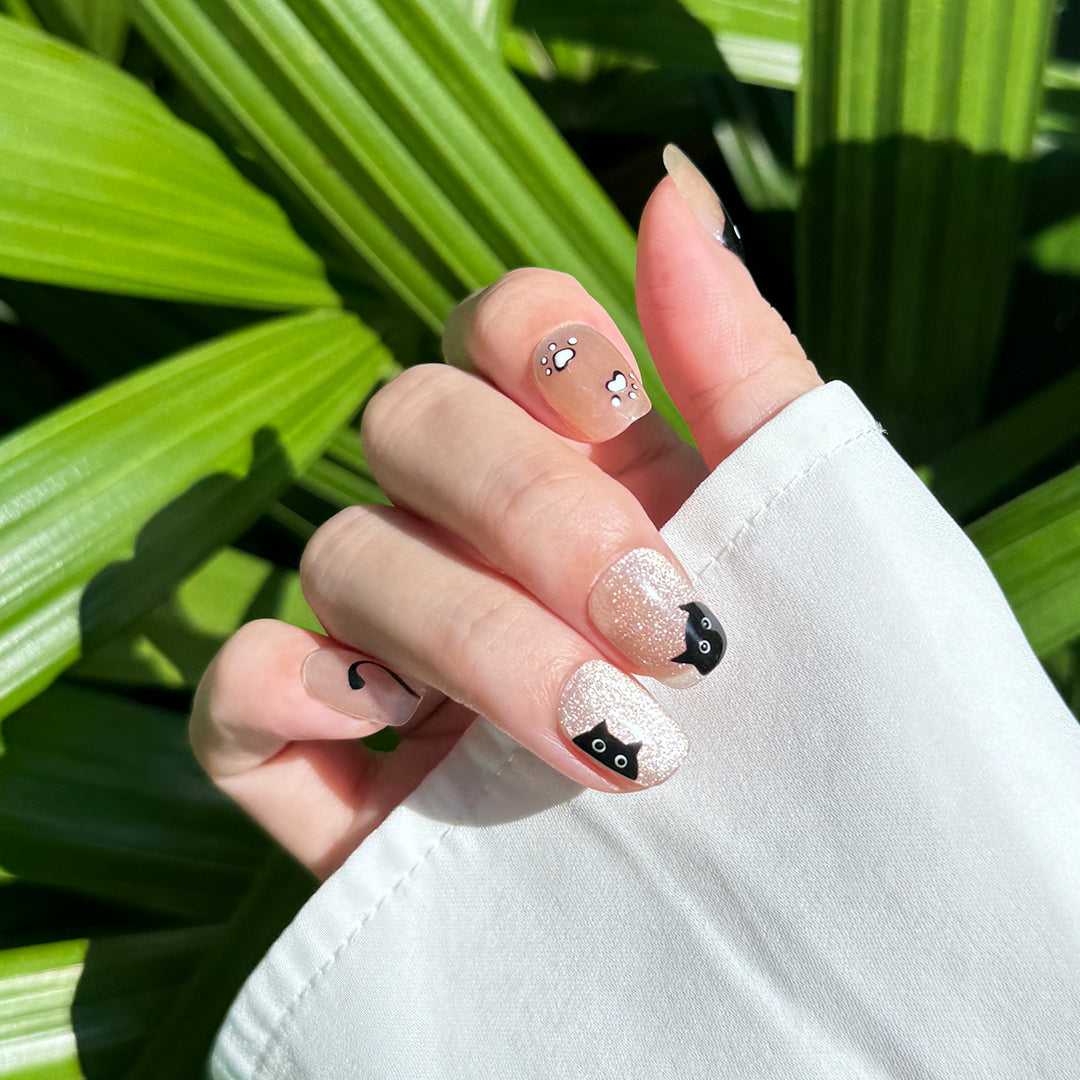 Fincloset handmade short square press-on nails in champagne cat-eye finish with cute black cat design, playful and everyday style