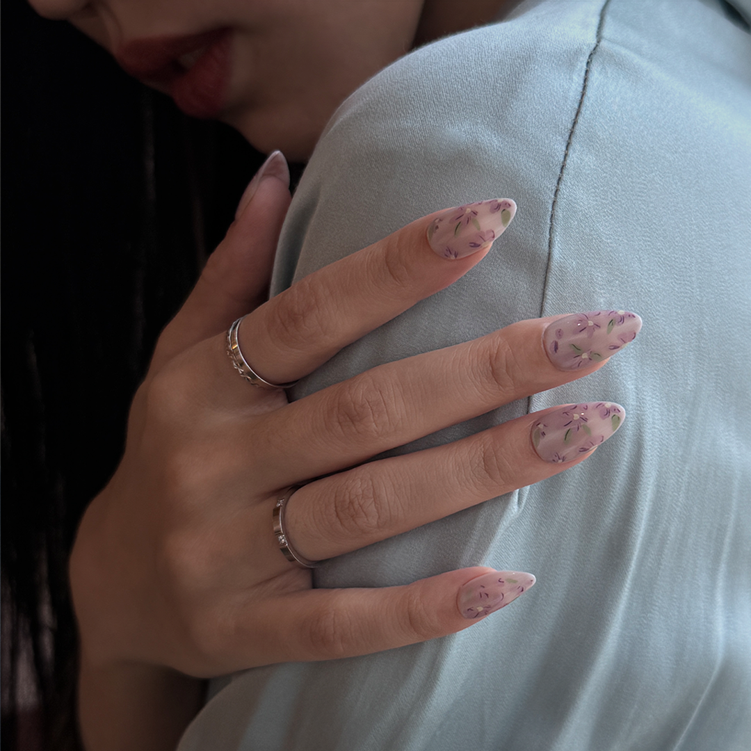 Fincloset light purple floral cat-eye press-on nails with a soft, fresh spring vibe, featuring a subtle shimmer and a natural almond shape for an elegant, feminine look.