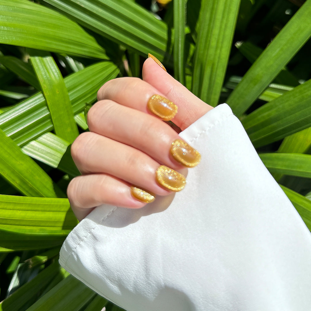 Handmade short glossy cat eye press-on nails in vintage gold with a reflective cat-eye effect, Fincloset Casual Elegance collection