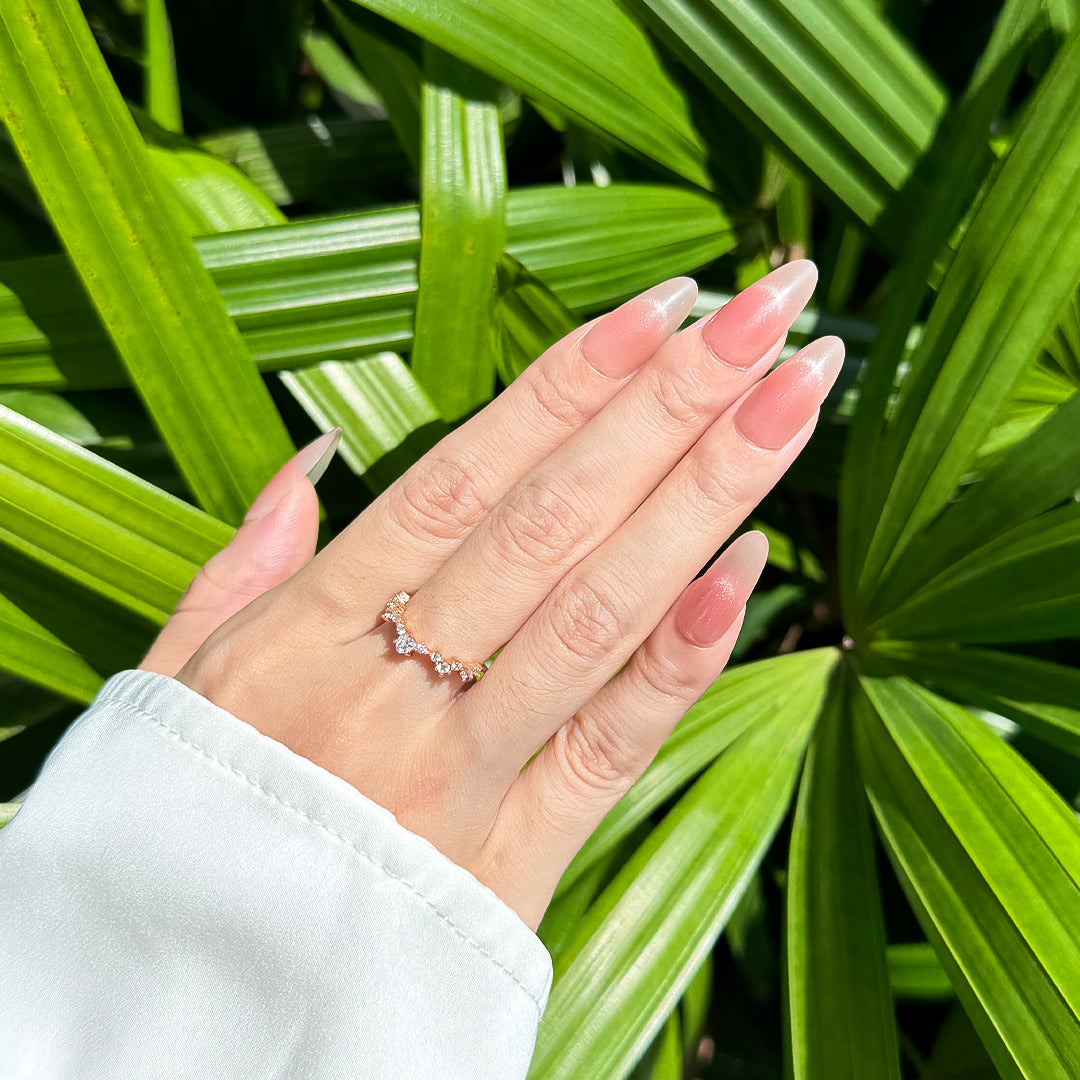 Fincloset handmade almond-shaped press-on nails in smoky rose with glossy cat-eye French tips, perfect for elegant dates and parties.