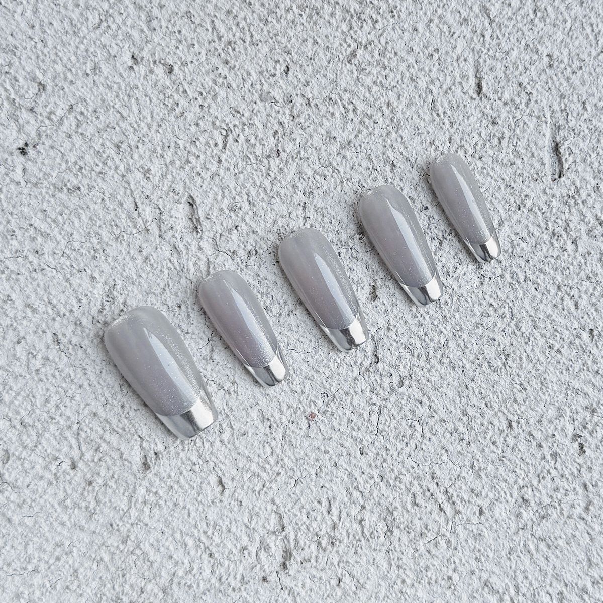 Fincloset Ice Cube handmade long coffin-shaped French press-on nails with metallic silver tips and soft gray-silver cat eye finish