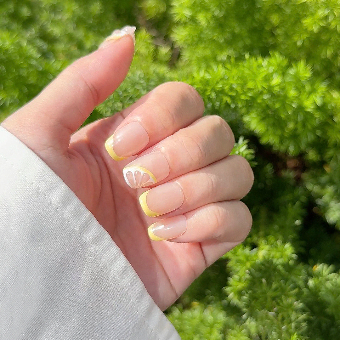 Fincloset handmade short square lemon-inspired press-on nails with 3D lemon slice accents, fresh and vibrant summer style